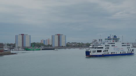 El-Ferry-De-La-Isla-De-Wight-Pasa-Por-El-Puerto-De-Portsmouth