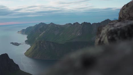 Vista-Panorámica-Desde-La-Ruta-De-Montaña-Grytetippen-En-La-Isla-Senja,-Noruega