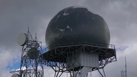 Una-Torre-De-Radar-Que-Se-Encuentra-En-La-Cima-Del-Pico-Sawmill-En-Island-Park,-Idaho.