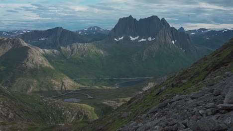 Atemberaubende-Aussicht-Auf-Die-Bergwanderungen-Grytetippen-Und-Keipen-Auf-Der-Insel-Senja,-Norwegen