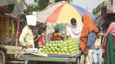People-covered-head-in-hot-summer-heat-wave,-Indian-street-vendor