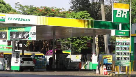 Tankstellen-In-Brasilien-Bedienen-Kunden-Vor-Möglichen-Kraftstoffengpässen