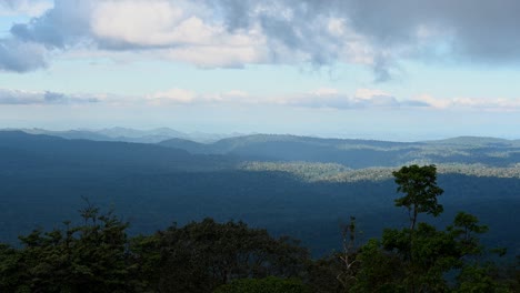 Treibende-Wolken-Schweben-über-Den-Sanften-Bergen-Und-Dem-Wald-Des-Aussichtspunkts-Des-Khao-Yai-Nationalparks,-Einem-Weltkulturerbe-In-Der-Provinz-Nakhon-Ratchasima-In-Thailand