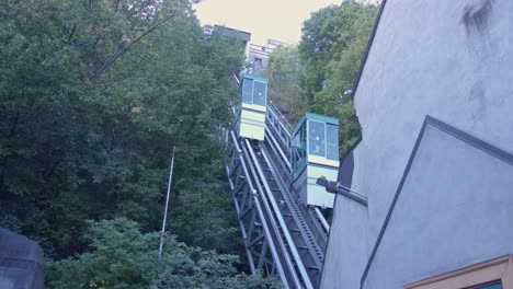 Amplia-Cámara-Lenta-Del-Funicular-En-El-Viejo-Quebec.