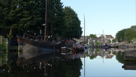 Barcos-Históricos-En-El-Antiguo-Puerto-Museo-De-Gouda-Central-En-Países-Bajos