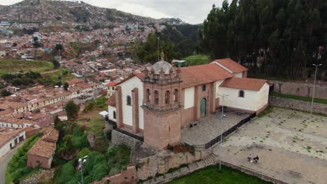 Plaza-De-San-Cristóbal-Con-La-Iglesia-Católica-En-Cusco,-Perú,-América-Del-Sur
