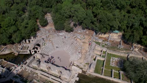 Antike-Römische-Stadt-Butrint-Im-Grünen-Park:-Amphitheater,-Steinmauern,-Treppen-Und-Gebäuderuinen-In-Diesem-UNESCO-Weltkulturerbe-In-Albanien