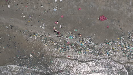 Von-Oben-Nach-Unten-Aufgenommene-Luftaufnahme-Von-Dorfbewohnern-In-Südostasien,-Die-Plastikmüll-Vom-Strand-Sammeln