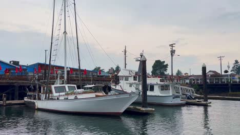 Barcos-Atracados-En-El-Puerto-De-Florencia,-Oregon-Al-Atardecer.