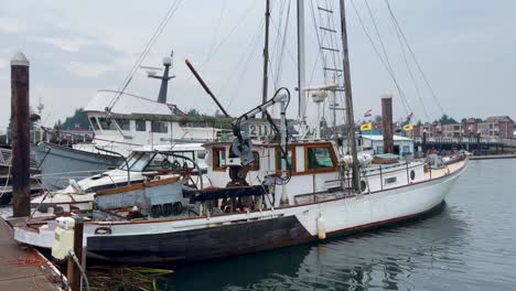 Fischerboot-Ankerte-Tagsüber-Im-Hafen-In-Florenz,-Oregon
