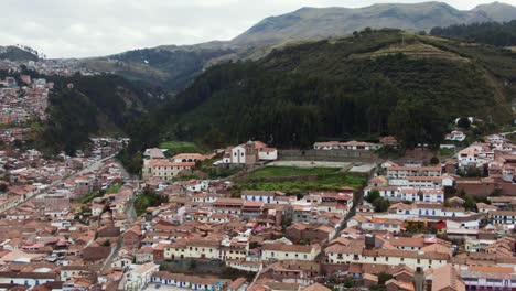 Distant-View-From-Above-Of-Impressive-San-Cristobal-Church-On-A-Hill-In-Cusco,-Peru