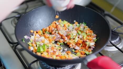 Verduras-Mixtas-Picadas-En-Una-Sartén-Espolvoreadas-Con-Sal-Yodada