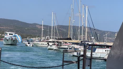 Verlassen-Des-Hafens-Von-Paphos-An-Einem-Sommertag-Mit-Dem-Boot