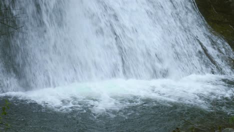 Tauchen-Sie-Ein-In-Die-Ruhige-Schönheit-Der-Natur,-Während-Wir-Die-Ruhigen-Tiefen-Am-Fuße-Eines-Majestätischen-Wasserfalls-Erkunden