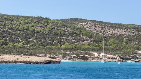 Faszinierende-Wasserlandschaften-In-4K:-Ruhige-Ausblicke-Auf-Paphos,-Zypern,-Von-Einem-Bootsabenteuer-Aus