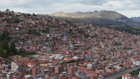 Paisaje-Urbano-Colonial-Español-En-Los-Andes-Peruanos