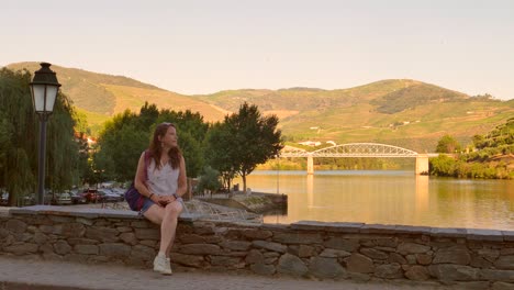 Mädchen-Sitzt-Auf-Einer-Brücke-Neben-Dem-Fluss-Douro