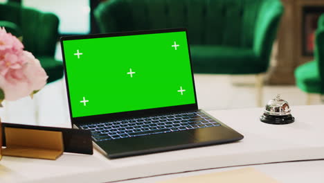 Laptop-with-greenscreen-display