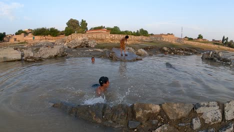 Niños-Nadando-En-El-Arroyo