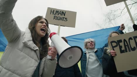 Gruppe-Junger-Kaukasischer-Menschen,-Die-Gegen-Den-Konflikt-In-Der-Ukraine-Protestieren.