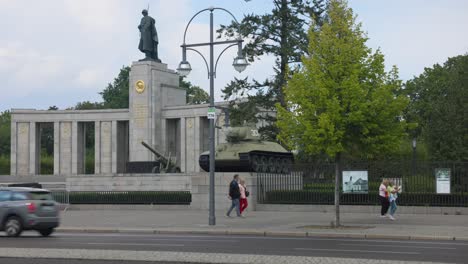 Pedestrians-walking-next-to-the-Soviet-War-Memorial
