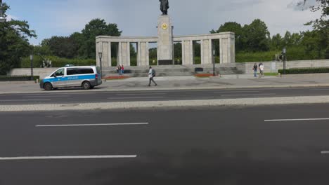 Monumento-A-La-Guerra-Soviético.-Tiro-Hacia-Arriba.-Peatones-Caminando