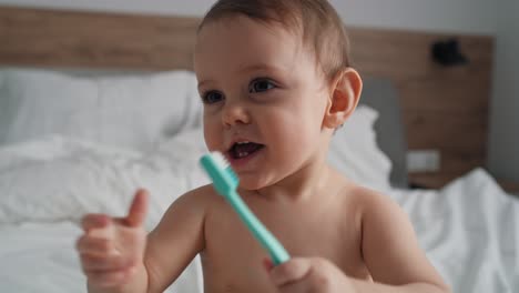 Video-Eines-Süßen-Kaukasischen-Babys,-Das-Sich-Zu-Hause-Die-Zähne-Putzt.