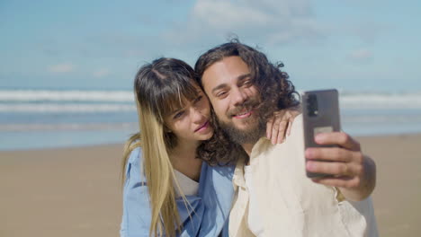 Schönes-Paar,-Das-Selfie-An-Der-Küste-Macht
