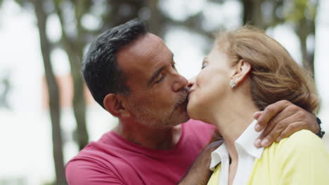 Close-up-of-happy-senior-couple-hugging-and-kissing-in-park
