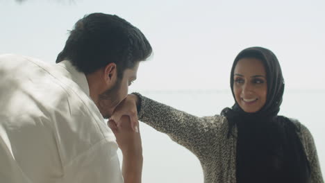 Hübscher-Muslimischer-Mann-Küsst-Die-Hand-Einer-Lächelnden-Dame-Im-Hijab.