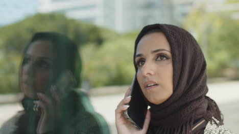 Primer-Plano-De-Una-Mujer-Musulmana-Con-Hijab-Hablando-Por-Teléfono-Celular-Al-Aire-Libre.
