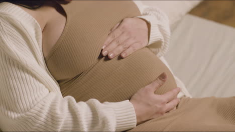 Unerkennbare-Schwangere-Frau-Berührt-Und-Streichelt-Ihren-Dicken-Bauch