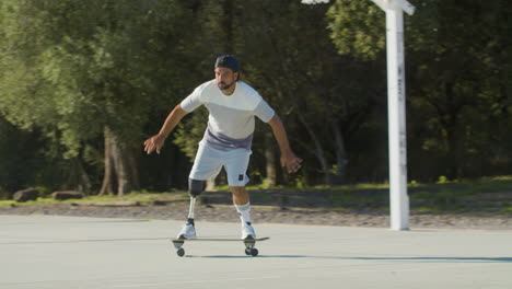 Aktiver-Junger-Mann-Mit-Beinprothese-Beim-Skateboarden