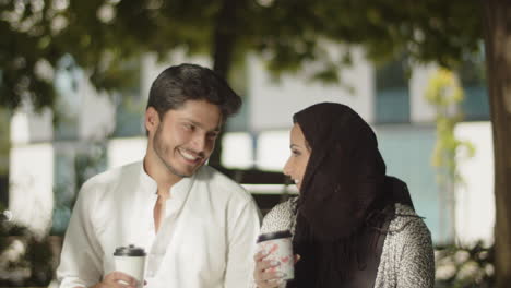 Romántica-Pareja-Musulmana-Tomando-Un-Café-En-El-Parque-En-Un-Cálido-Día-De-Verano.