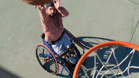 Athletischer-Mann-Mittleren-Alters-Im-Rollstuhl,-Der-Streetball-Spielt