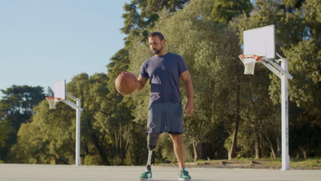 Bärtiger-Hispanischer-Mann-Mit-Beinprothese,-Der-Ballspiel-Spielt