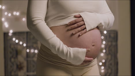 Eine-Nicht-Wiederzuerkennende-Schwangere-Frau-Steht-Da-Und-Streichelt-Ihren-Dicken-Bauch