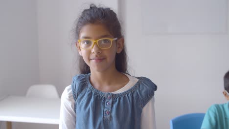 Hübsches-Lateinamerikanisches-Schulmädchen-Mit-Brille