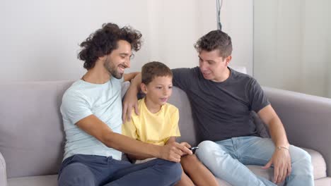 Glückliche-Homosexuelle-Eltern-Und-Sohn-Sitzen-Zusammen