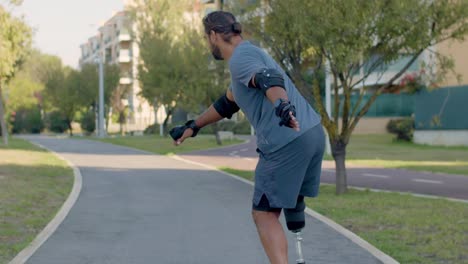 Rückansicht-Eines-Mannes-Mit-Beinprothese,-Der-Skateboard-Fährt
