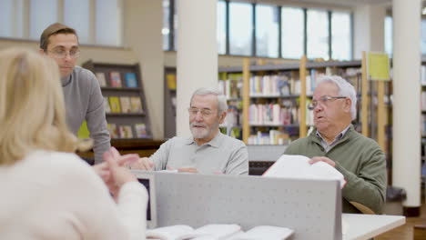 Senioren-Streiten-Während-Des-Unterrichts-In-Der-Bibliothek-Miteinander