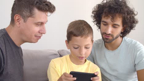 Niño-Emocionado-Jugando-Juegos-En-Línea-En-Un-Teléfono-Inteligente