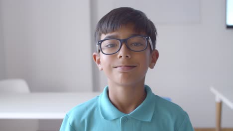 Niño-De-Escuela-Latina-Positiva-Con-Gafas