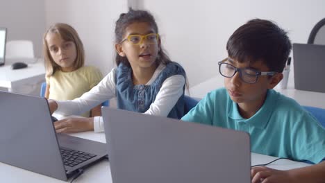 Gruppe-Von-Klassenkameraden,-Die-Im-Unterricht-Laptops-Nutzen