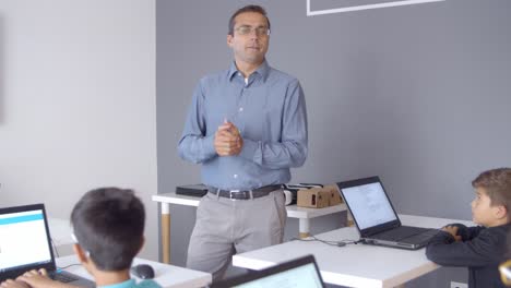 Profesor-De-Informática-Hablando-Ante-Los-Niños