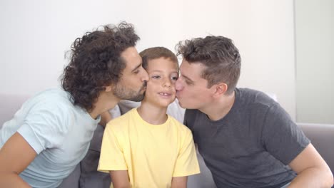 Zwei-Glückliche-Väter-Küssen-Ihren-Sohn