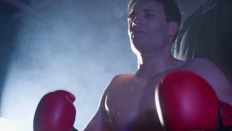 Starker-Männlicher-Boxer,-Der-In-Boxhandschuhen-In-Die-Hände-Klatscht