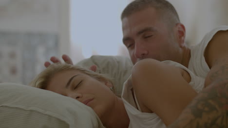 Schöner-Mann,-Der-Im-Bett-Aufwacht-Und-Seine-Schlafende-Frau-Küsst