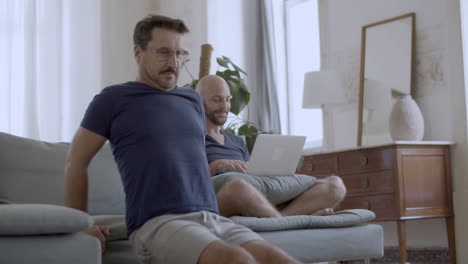 Hübscher-Schwuler-Mit-Brille,-Der-Zu-Hause-Auf-Der-Couch-Liegestütze-Macht