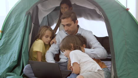 Dad-and-kids-playing-camping-at-home